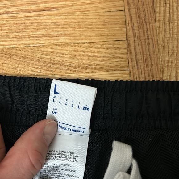 Windbreaker style black Reebok track pants - Picture 4 of 6